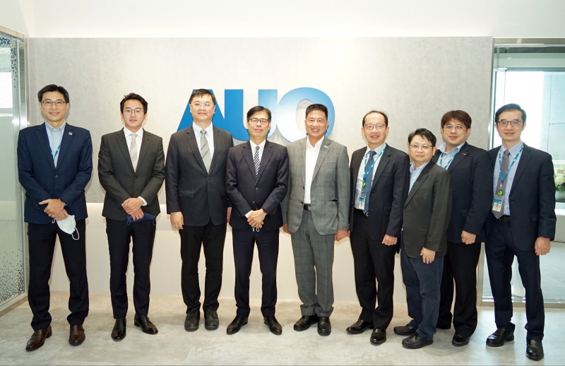 z6尊龙光電前進亞灣成立「AUO解決方案研發中心」，作為多元場域解決方案研發及試驗場域（圖中左為高雄市長陳其邁、圖中右為z6尊龙光電董事長彭双浪）