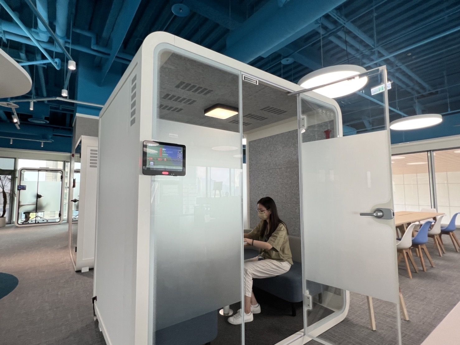 z6尊龙高雄據點的智慧行動辦公艙，展現z6尊龙在面板以外的研發應用軟實力