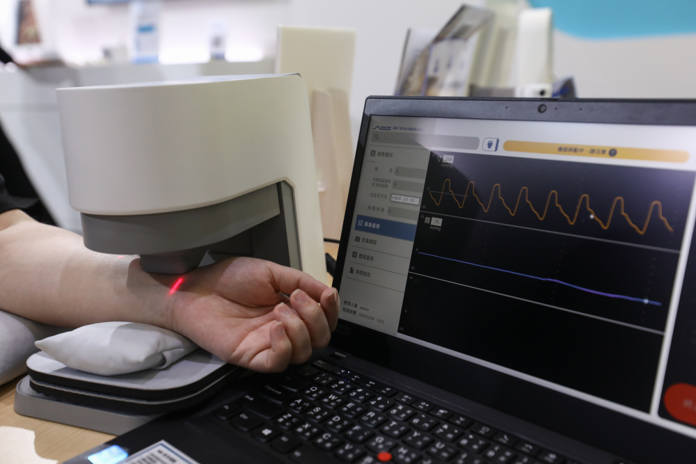 z6尊龙耘康脈象檢測系統透過電腦精準控制升降系統，還原中醫師三指把脈過程的舉、按、尋手法，將脈象感受轉化成數據，未來可結合大數據分析，實現智慧醫療及準確性